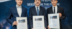 Trzech mężczyzn w garniturach odbiera dyplomy. Kontekst: ceremonia wręczenia nagród programu Seeds for the Future.