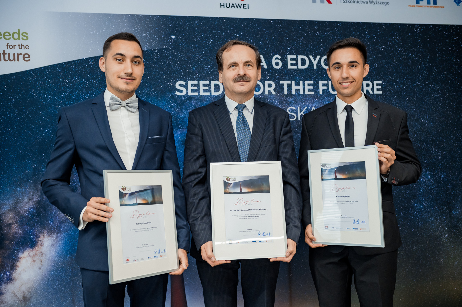 Trzech mężczyzn w garniturach odbiera dyplomy. Kontekst: ceremonia wręczenia nagród programu Seeds for the Future.