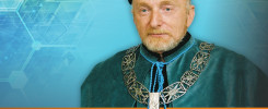 Mężczyzna w todze i łańcuchu akademickim. Tło geometryczne.