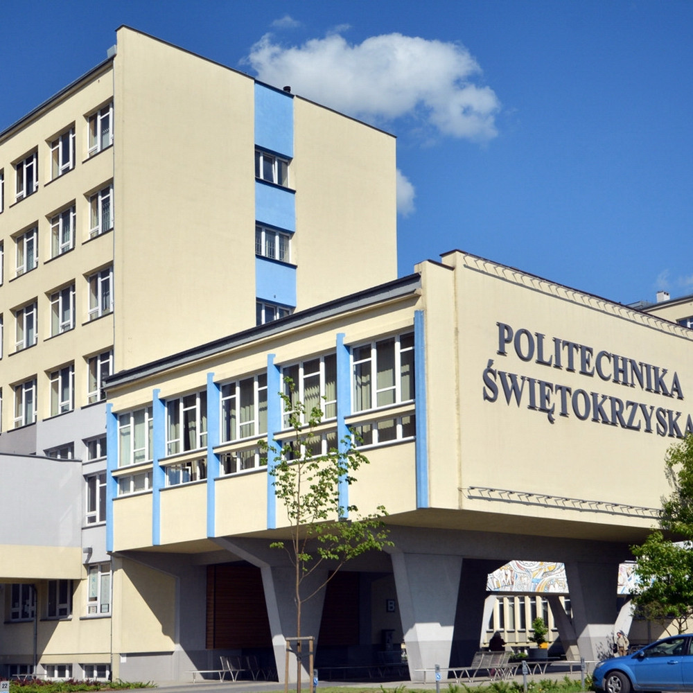 Budynek Politechniki Świętokrzyskiej z napisem. Obiekty: budynek, napisy, niebo, chmury, samochód. Kontekst: uczelnia.