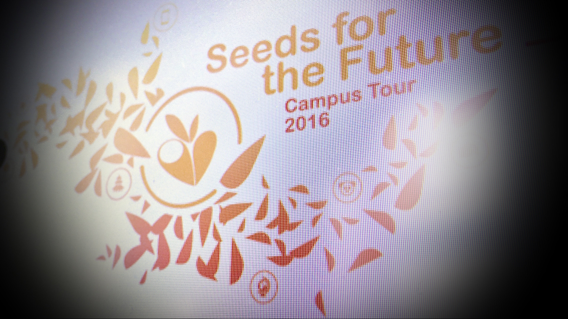 Logo "Seeds for the Future Campus Tour 2016" z motywem roślinnym. Kluczowe obiekty: tekst, logo, motyw liści.
