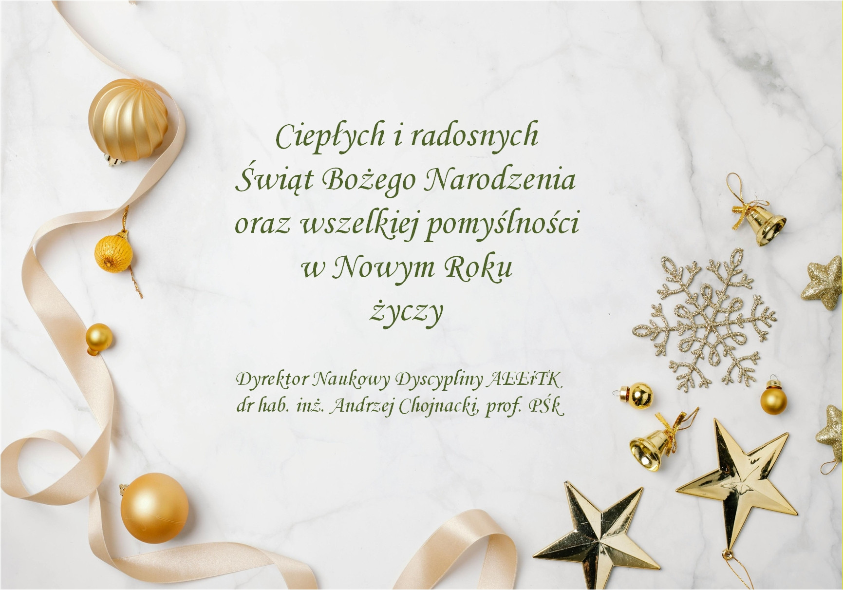 Złote ozdoby świąteczne i wstążka na marmurowym tle. Życzenia świąteczne i noworoczne.